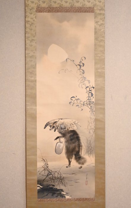 Raccoon Dog - with Bottle of Sake - Walking on Moonlit Night - with original wooden box - “Maeda Hodo 前田鳳堂” - Japan  (Ingen mindstepris)