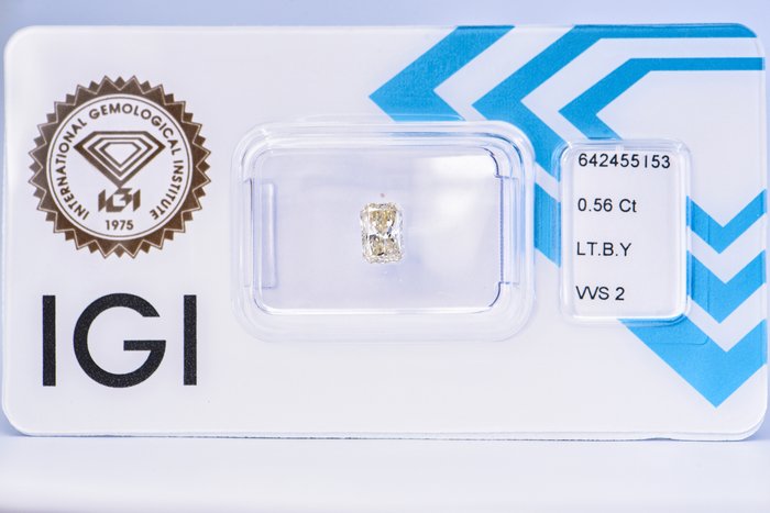 Ingen mindstepris - 1 pcs Diamant  (Naturfarvet)  - 0.56 ct - Radiant - Light Brun Gul - VVS2 - International Gemological Institute (IGI)