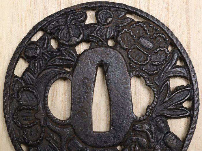 Blomstertema Tsuba - Japan - Edo-perioden (1600-1868)