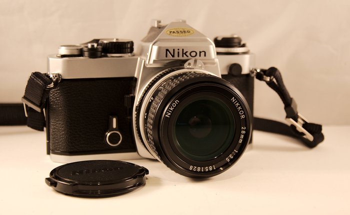 Nikon FE + Nikkor 28 mm f/3.5 Reflekskamera med enkelt linse (SLR)