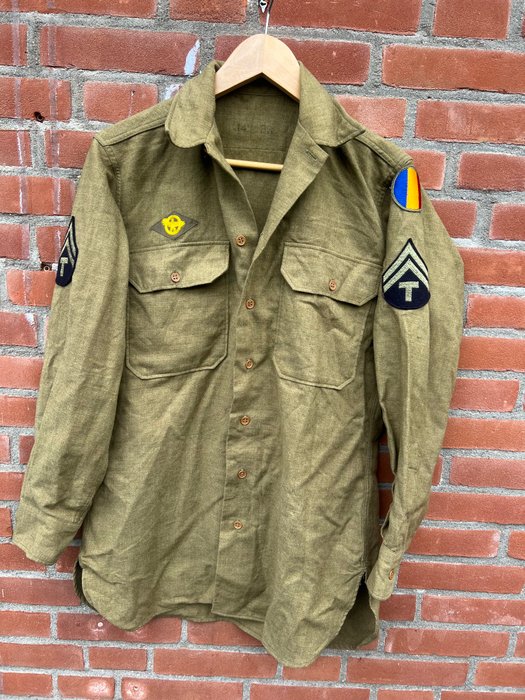 Amerikas Forenede Stater - WW2 Large Size US Army Wool Shirt - med lapper og rangerede chevrons - Navngivet! - Militæruniform