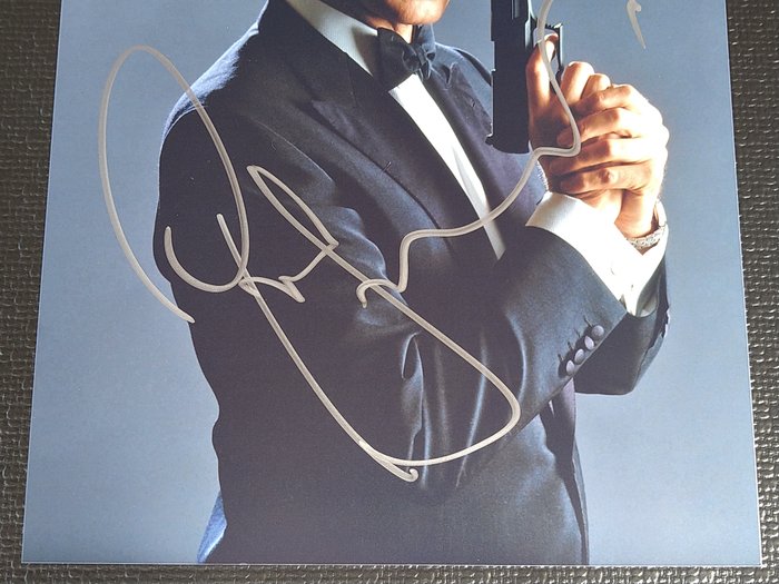 James Bond 007: Die Another Day - Pierce Brosnan in classic Bond pose - Autograph, Photo with COA