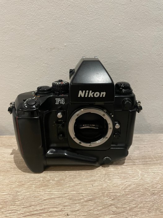 Nikon F4 + MB21 + Mirino DA20 sportivo | Analogt kamera