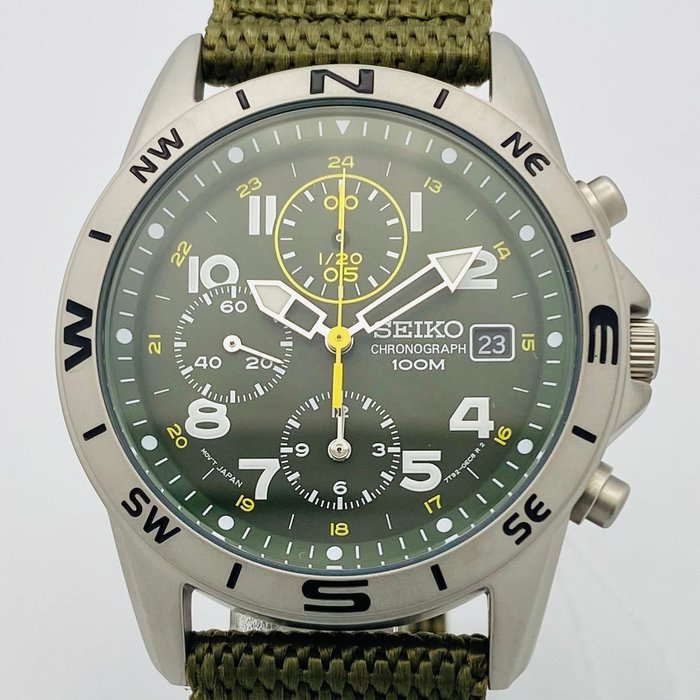 Seiko - Chronograph Military Dark Green and Yellow and White Indexes 100m. Date - Ingen mindstepris - Mænd - 2011-nu