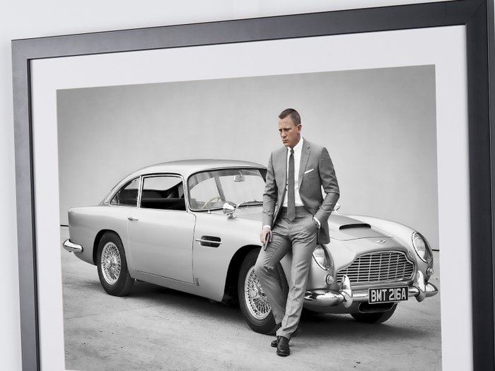 James Bond 007: Spectre, Daniel Craig as "James Bond 007 " with his Aston Martin DB5 - Fine Art Photography - Luxury Wooden Framed 70X50 cm - Limited Edition Nr 02 of 30 - Serial ID 16864 - Original Certificate (COA), Hologram Logo Editor and QR Code - 100% new items