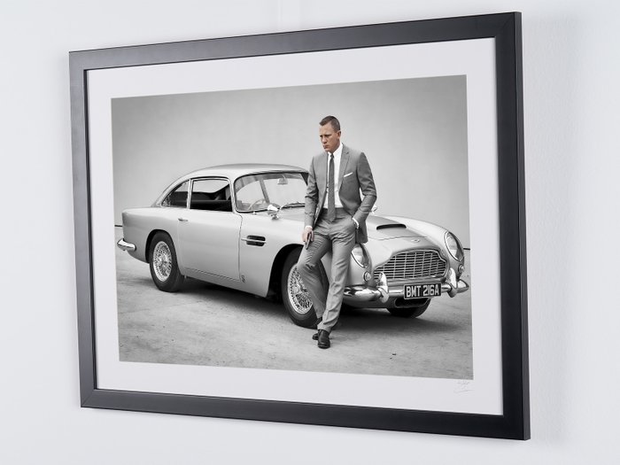 James Bond 007: Spectre, Daniel Craig as "James Bond 007 " with his Aston Martin DB5 - Fine Art Photography - Luxury Wooden Framed 70X50 cm - Limited Edition Nr 02 of 30 - Serial ID 16864 - Original Certificate (COA), Hologram Logo Editor and QR Code - 100% new items