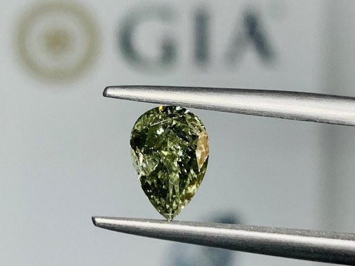 1 pcs Diamant  (Naturfarvet)  - 106 ct - Pære - Fancy dark Grå Gullig Grøn - I3 - Gemological Institute of America (GIA)