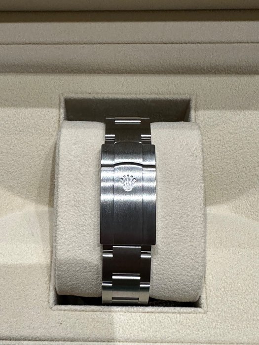 Rolex - Oyster Perpetual - 126000 - Unisex - 2011-nu