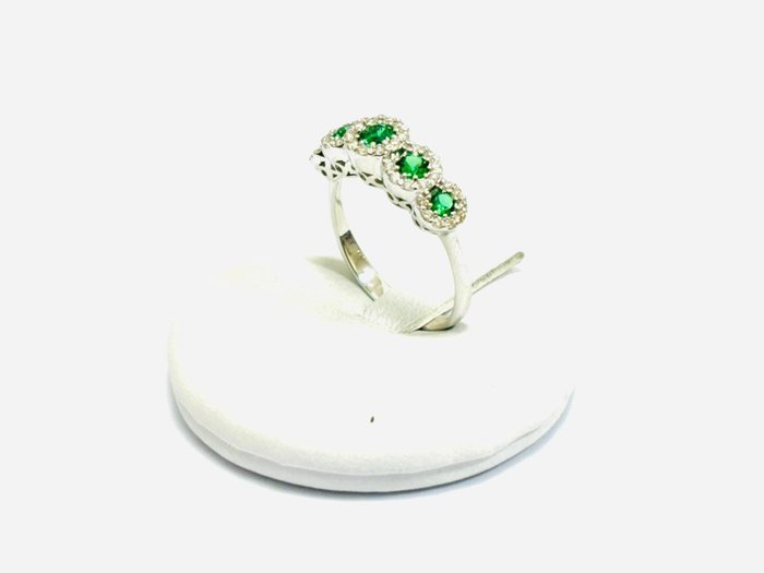 Ring - 18 kraat Hvidguld -  2.10ct. tw. Smaragd - Diamant - Fremstillet i Italien