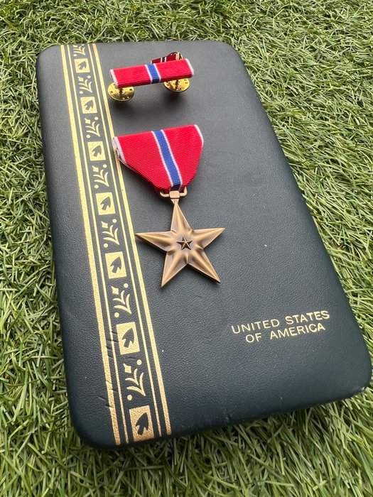 Förenta staterna - Medalje - Vietnam War Era Bronze Star in original box + lapel pin + ribbon bar - Infantry - Heroism