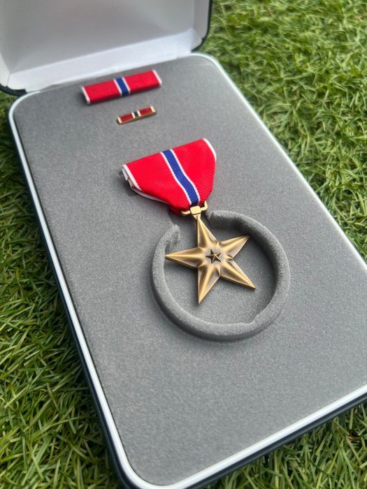 Förenta staterna - Medalje - Vietnam War Era Bronze Star in original box + lapel pin + ribbon bar - Infantry - Heroism