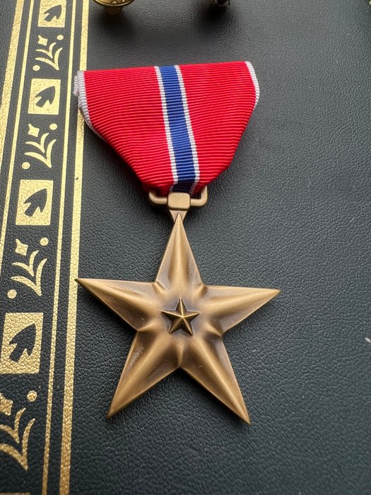 Förenta staterna - Medalje - Vietnam War Era Bronze Star in original box + lapel pin + ribbon bar - Infantry - Heroism