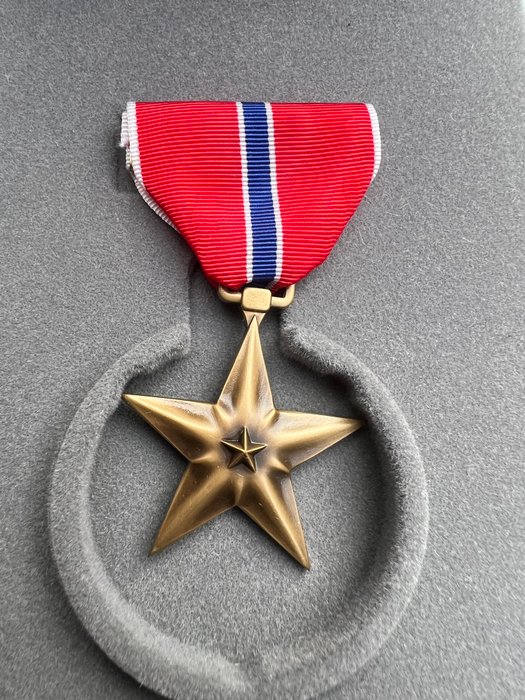 Förenta staterna - Medalje - Vietnam War Era Bronze Star in original box + lapel pin + ribbon bar - Infantry - Heroism