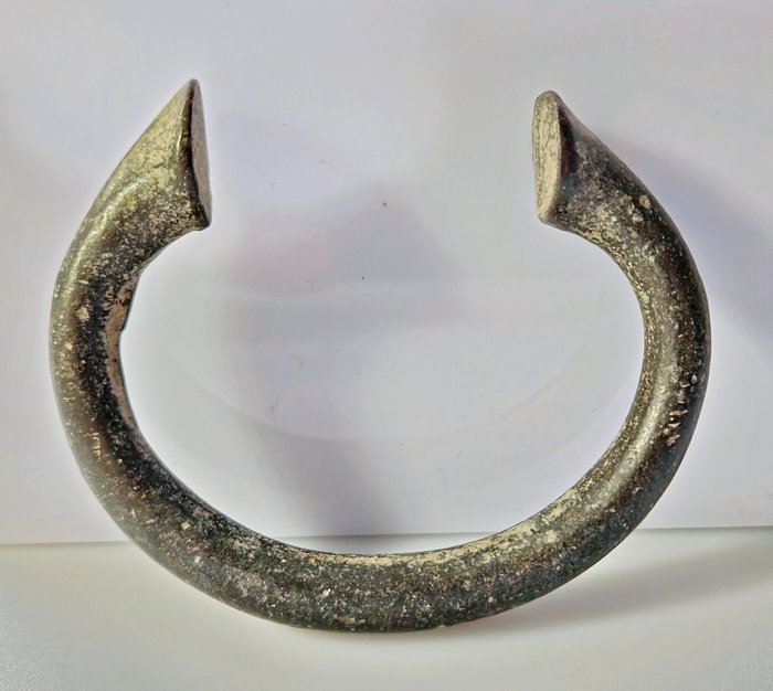 Vestafrika - Nigeria-regionen. Manilla bracelet money, small Popo type (106 gr) 19-20th century  (Ingen mindstepris)