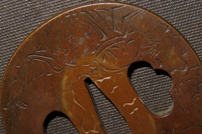 Katana - Suaka - Human, Cloud  Dragon Tsuba : C4-588 - Japan - Edo-perioden (1600-1868)