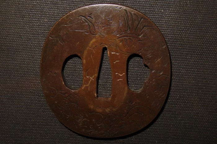 Katana - Suaka - Human, Cloud  Dragon Tsuba : C4-588 - Japan - Edo-perioden (1600-1868)