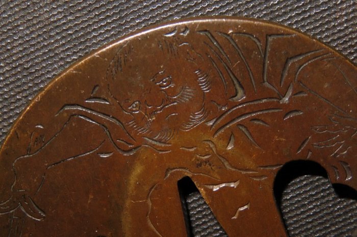 Katana - Suaka - Human, Cloud  Dragon Tsuba : C4-588 - Japan - Edo-perioden (1600-1868)