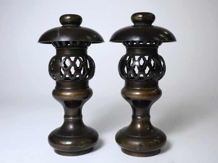 Traditional Japanese Lantern Shaped Pair of Candle Stands - Lysestage - Cooper legering