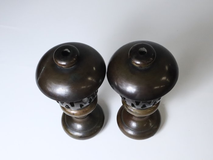 Traditional Japanese Lantern Shaped Pair of Candle Stands - Lysestage - Cooper legering