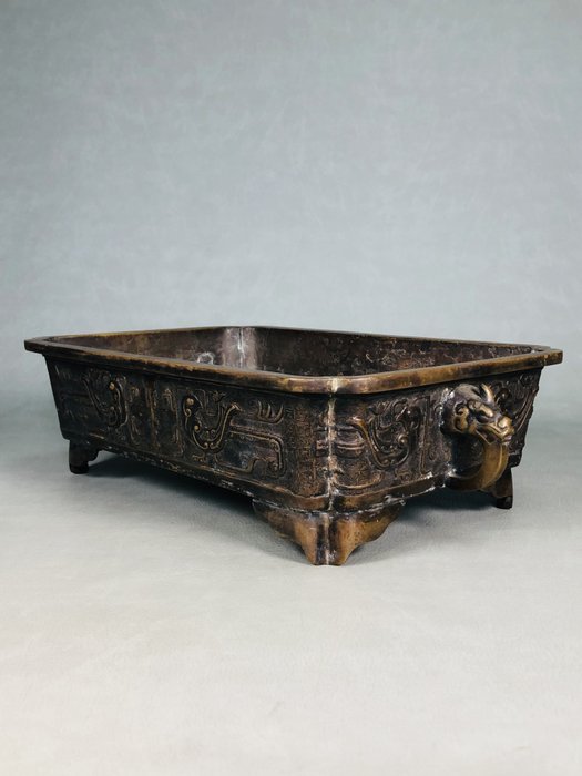 A suiban produced approximately 150 years - Jardinière - Med den apokryfe Mark Xuande periode af den store Ming 大明宣徳年製 - Bronze