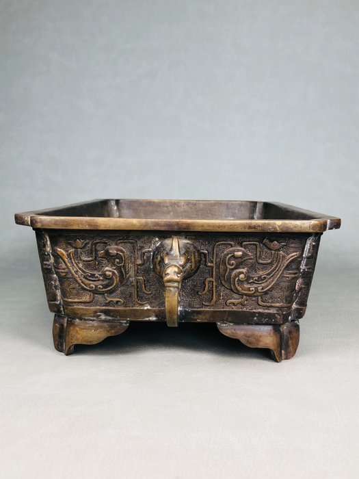 A suiban produced approximately 150 years - Jardinière - Med den apokryfe Mark Xuande periode af den store Ming 大明宣徳年製 - Bronze