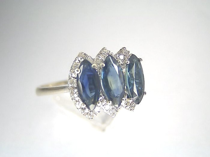 Ring - 18 kraat Hvidguld -  0.69ct. tw. Safir - Diamant