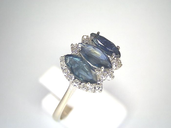 Ring - 18 kraat Hvidguld -  0.69ct. tw. Safir - Diamant