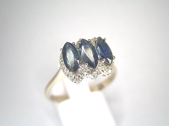 Ring - 18 kraat Hvidguld -  0.69ct. tw. Safir - Diamant