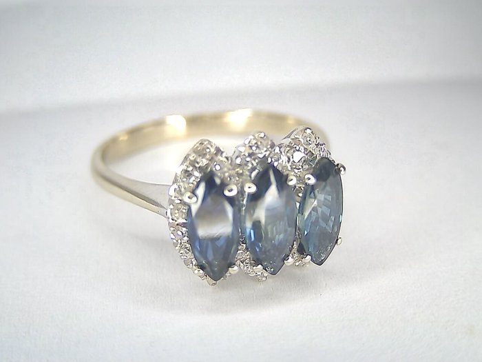 Ring - 18 kraat Hvidguld -  0.69ct. tw. Safir - Diamant