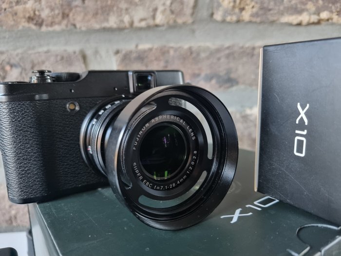 Fuji X 10 + X10 lenshood Digitalt kompaktkamera