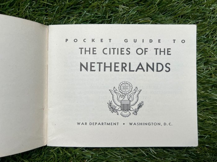 Verenigde Staten van Amerika - Official US Army Soldier's Pocket Guide to the Netherlands - Nijmegen - Roermond / Limburg - Airborne - Infantry - US Army - published in april 1944 prior to invasion - 1944