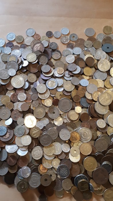 verden. Attractive collectors lot of 9 kg of coins, 1900-2015  (Ingen mindstepris)