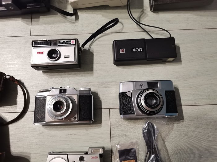 Kodak, Polaroid, Olympus, Minolta, Konica, Agfa, Canon, Braun Swinger 20 / Zip / EE60 / Instamatic 100 / Ektralite 400  and others | Analogt kamera