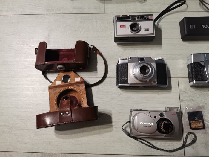 Kodak, Polaroid, Olympus, Minolta, Konica, Agfa, Canon, Braun Swinger 20 / Zip / EE60 / Instamatic 100 / Ektralite 400  and others | Analogt kamera