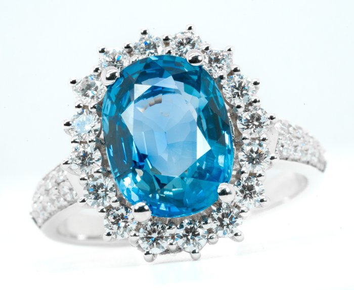 Ring - 18 kraat Hvidguld, 'Cornflower Blue' (Burma) -  4.94ct. tw. Safir - Diamant - 0,94 ct - VS