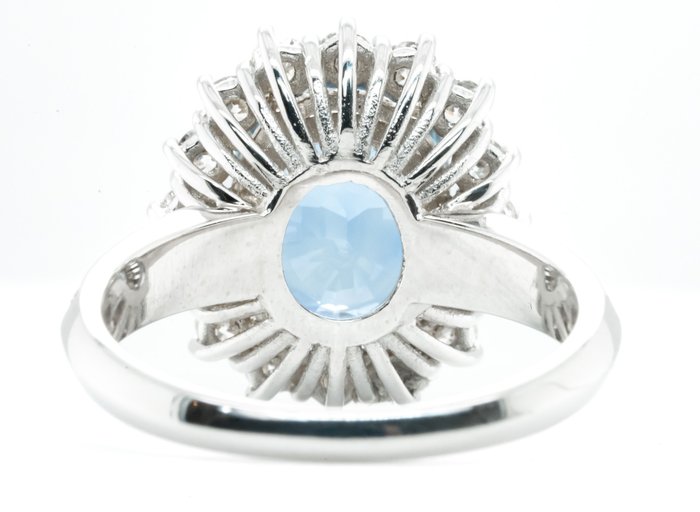 Ring - 18 kraat Hvidguld, 'Cornflower Blue' (Burma) -  4.94ct. tw. Safir - Diamant - 0,94 ct - VS