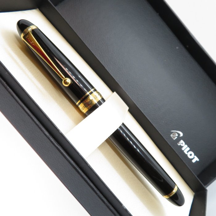 Pilot - Custom 743 (black) - 14K gold #15 nib (F) - Fyldepen