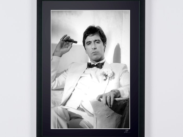 Scarface 1983  - Al Pacino as « Tony Montana » - Fine Art Photography - Luxury Wooden Framed 70X50 cm - Limited Edition Nr 06 of 30 - Serial ID 20190 - Original Certificate (COA), Hologram Logo Editor and QR Code - 100% New items.