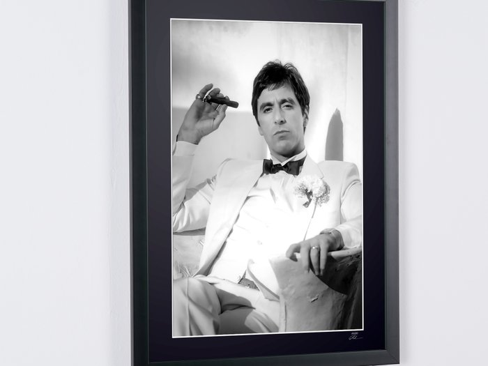 Scarface 1983  - Al Pacino as « Tony Montana » - Fine Art Photography - Luxury Wooden Framed 70X50 cm - Limited Edition Nr 06 of 30 - Serial ID 20190 - Original Certificate (COA), Hologram Logo Editor and QR Code - 100% New items.