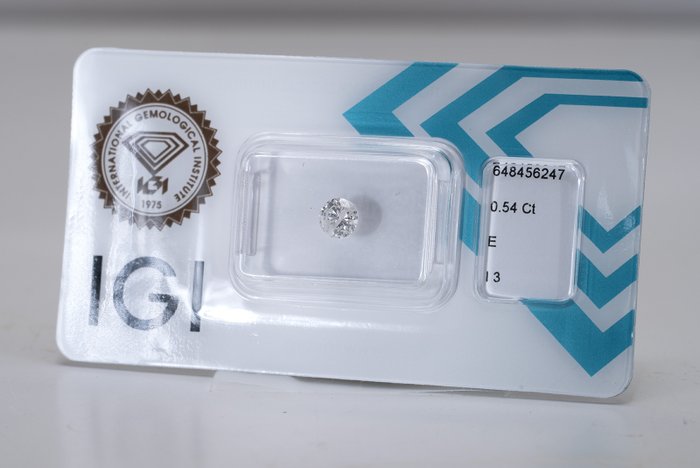 Ingen mindstepris - 1 pcs Diamant  (Natur)  - 0.54 ct - Rund - E - I3 - International Gemological Institute (IGI)