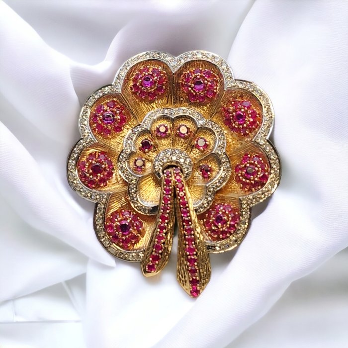 Broche - 18 kraat Gulguld, Vintage retro 18 karat guld diamant- og rubinbroche omkring 1930'erne