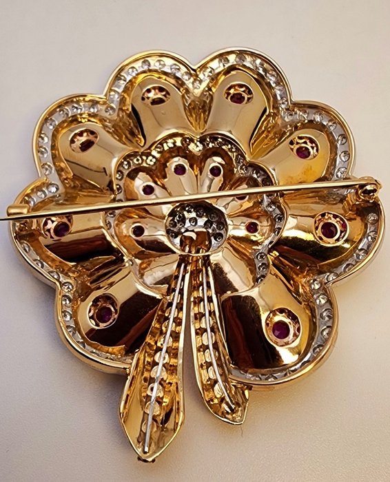 Broche - 18 kraat Gulguld, Vintage retro 18 karat guld diamant- og rubinbroche omkring 1930'erne