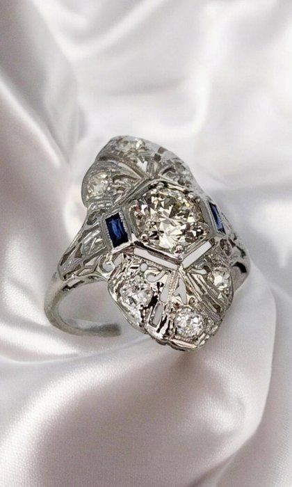 Ring - 18 kraat Hvidguld, Smuk Art Deco 18K hvidguld, diamanter og safirring 0,90 karat -  1.00ct. tw. Diamant (Natur)  - Safir