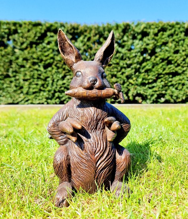 Statuette - The greedy bunny - Bronze