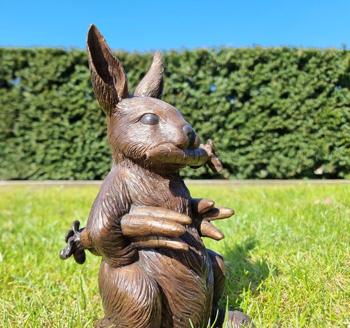 Statuette - The greedy bunny - Bronze