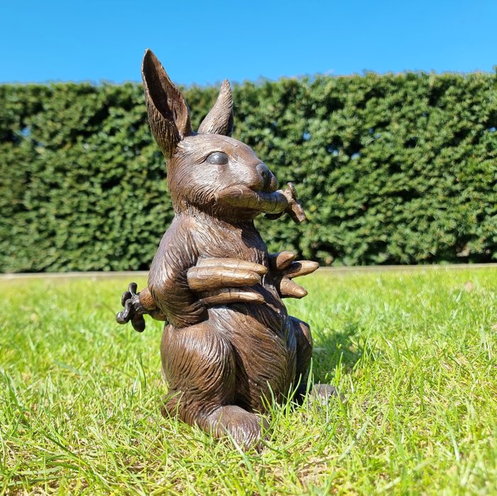 Statuette - The greedy bunny - Bronze