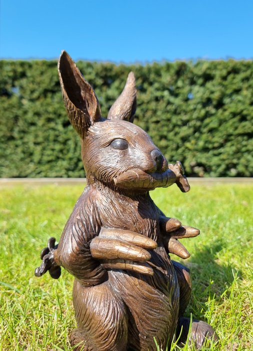 Statuette - The greedy bunny - Bronze