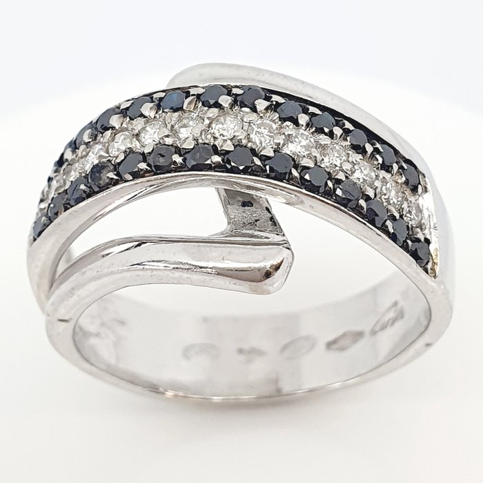 Ring - 18 kraat Hvidguld -  0.63ct. tw. Diamant (Farvebehandlet)  - Diamant