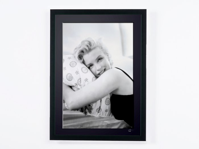 Marilyn Monroe Iconics 1956 - Fine Art Photography - Luxury Wooden Framed 70X50 cm - Limited Edition Nr 02 of 30 - Serial ID 17069 - Original Certificate (COA), Hologram Logo Editor and QR Code - 100% New items.