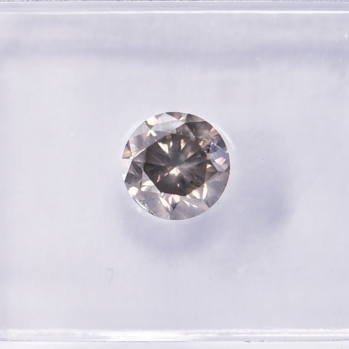 Ingen mindstepris - 1 pcs Diamant  (Naturfarvet)  - 0.61 ct - Rund - Fancy Brunlig, Grå Gul - I1 - International Gemological Institute (IGI)